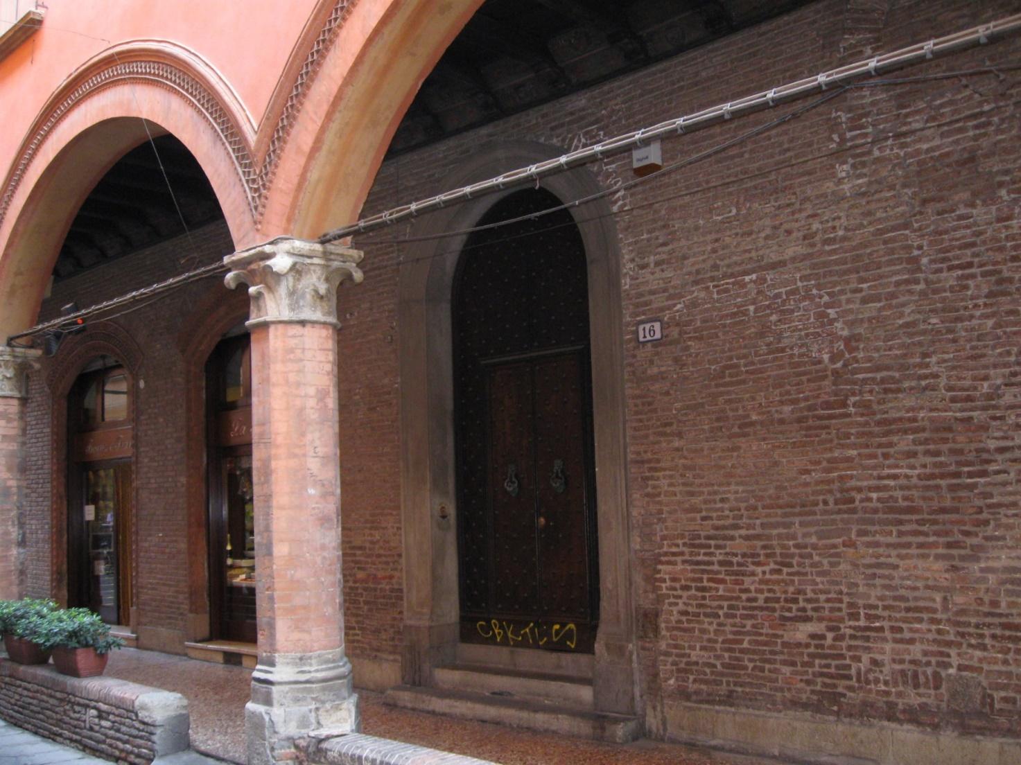 Appartamento al piano primo, con sviluppi al piano terzo e all’interrato, composto da: ingresso finestrato, salone, soggiorno, tre salette, camera, studio, due bagni. Ala di servizio con cucina, due vani, tre servizi igienici e terrazzino. Foglio 188 Particella 267 sub 11. Autorimessa. Foglio 188 Particella 267  sub 16 con accesso carrabile in via San Niccolò 3. spazi comuni condominiali (scale ecc). SUP. MQ (ARR.) 551+36. Libero. Proprietà.