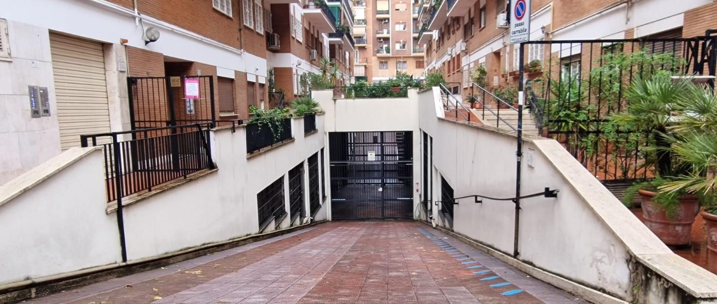 Autorimessa  internamente composta da posti auto senza suddivisione e aree destinate a corsie di manovra e viabilità. Unità secondarie:  categoria C/6 foglio 466 particella 955 sub 510;  categoria C6 foglio 466 particella 954 sub 507; categoria C6 foglio 466 particella 954 sub 508.  2553 mq. catastali; 1346 mq catastali; 186 mq catastali