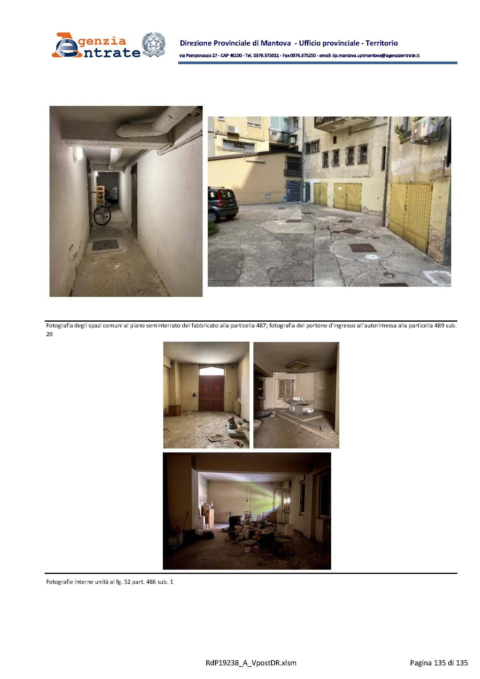 Appartamento posto al piano quinto con soffitta pertinenziale n. 19 al piano sottotetto. Iingresso, soggiorno, cucina, tre camere, un ripostiglio, bagno e terrazza (h 2,95 m). L’unità presenta serramenti esterni lignei con vetro semplice, sistema di oscuramento in persiane avvolgibili in legno, serramenti interni lignei, pavimentazione del soggiorno in pietra, della cucina e dei bagni in piastrelle di graniglia o ceramica, della zona notte in parquet. Il rivestimento del bagno e della cucina in piastrelle di ceramica. Le terrazze in piastrelle ceramiche. L’unità presenta finiture di tipo economico; considerando la tipologia costruttiva economica presenta stato manutentivo normale. ID cat. Unità Residenziale cat. A/2 foglio 52 part. 487 sub 23. Sup. mq catastali 135. Libero. Piena Proprietà