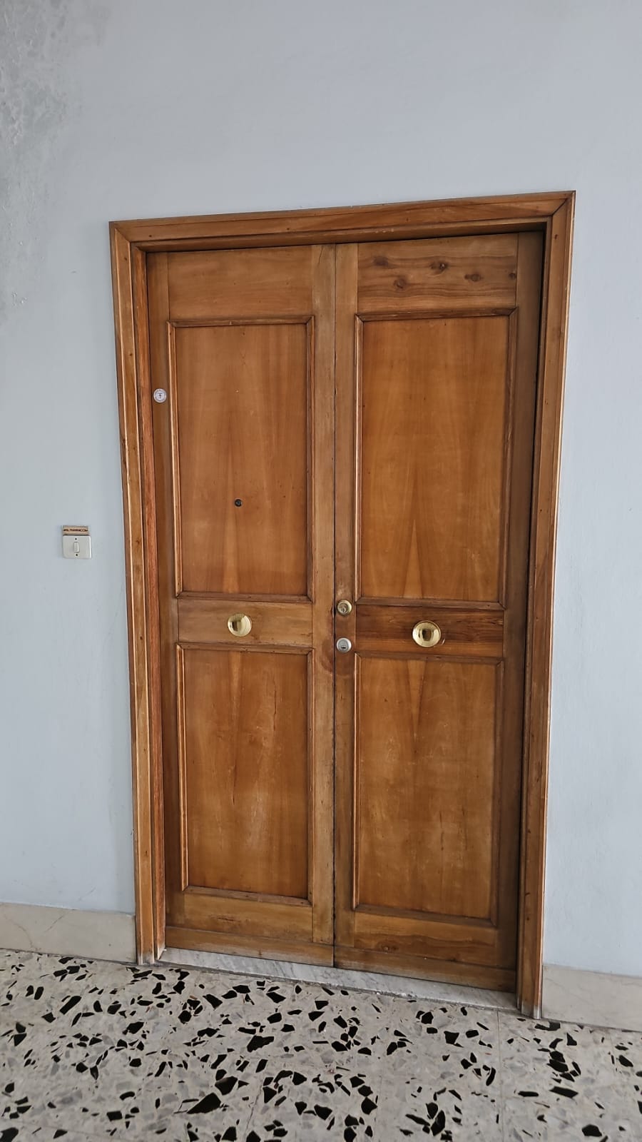 Abitazione posta al piano terzo (ultimo piano del fabbricato). Composta da un vano ingresso, un ampio locale soggiorno con balcone , tre camere di cui una di passaggio (due con balcone), un ripostiglio senza finestra, un bagno con adiacente cucina con affaccio su di un balconcino posto sul retro dell'edificio. Locale ad uso ripostiglio posto al piano terreno. Locale ad uso box - garage piano Terra, posto nella corte interna del fabbricato, con serranda metallica di chiusura. Id. cat. Un. Res. cat. A/2 foglio 28 part. 107 sub 11; Un. Sec. cat. C/2 foglio 28 part. 107 sub 610; Un. Sec. cat. C/6 foglio 28 part. 107 sub 604. Sup. mq catastali 150; mq catastali 3; mq catastali 18. Libero. Piena proprietà.
