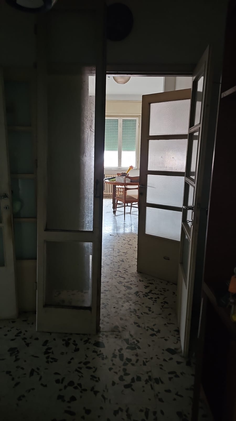 Abitazione posta al piano terzo (ultimo piano del fabbricato). Composta da un vano ingresso, un ampio locale soggiorno con balcone , tre camere di cui una di passaggio (due con balcone), un ripostiglio senza finestra, un bagno con adiacente cucina con affaccio su di un balconcino posto sul retro dell'edificio. Locale ad uso ripostiglio posto al piano terreno. Locale ad uso box - garage piano Terra, posto nella corte interna del fabbricato, con serranda metallica di chiusura. Id. cat. Un. Res. cat. A/2 foglio 28 part. 107 sub 11; Un. Sec. cat. C/2 foglio 28 part. 107 sub 610; Un. Sec. cat. C/6 foglio 28 part. 107 sub 604. Sup. mq catastali 150; mq catastali 3; mq catastali 18. Libero. Piena proprietà.