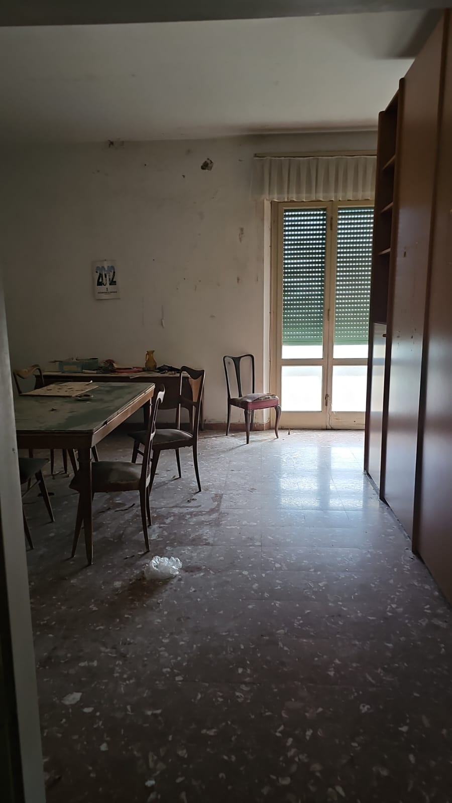 Abitazione posta al piano terzo (ultimo piano del fabbricato). Composta da un vano ingresso, un ampio locale soggiorno con balcone , tre camere di cui una di passaggio (due con balcone), un ripostiglio senza finestra, un bagno con adiacente cucina con affaccio su di un balconcino posto sul retro dell'edificio. Locale ad uso ripostiglio posto al piano terreno. Locale ad uso box - garage piano Terra, posto nella corte interna del fabbricato, con serranda metallica di chiusura. Id. cat. Un. Res. cat. A/2 foglio 28 part. 107 sub 11; Un. Sec. cat. C/2 foglio 28 part. 107 sub 610; Un. Sec. cat. C/6 foglio 28 part. 107 sub 604. Sup. mq catastali 150; mq catastali 3; mq catastali 18. Libero. Piena proprietà.