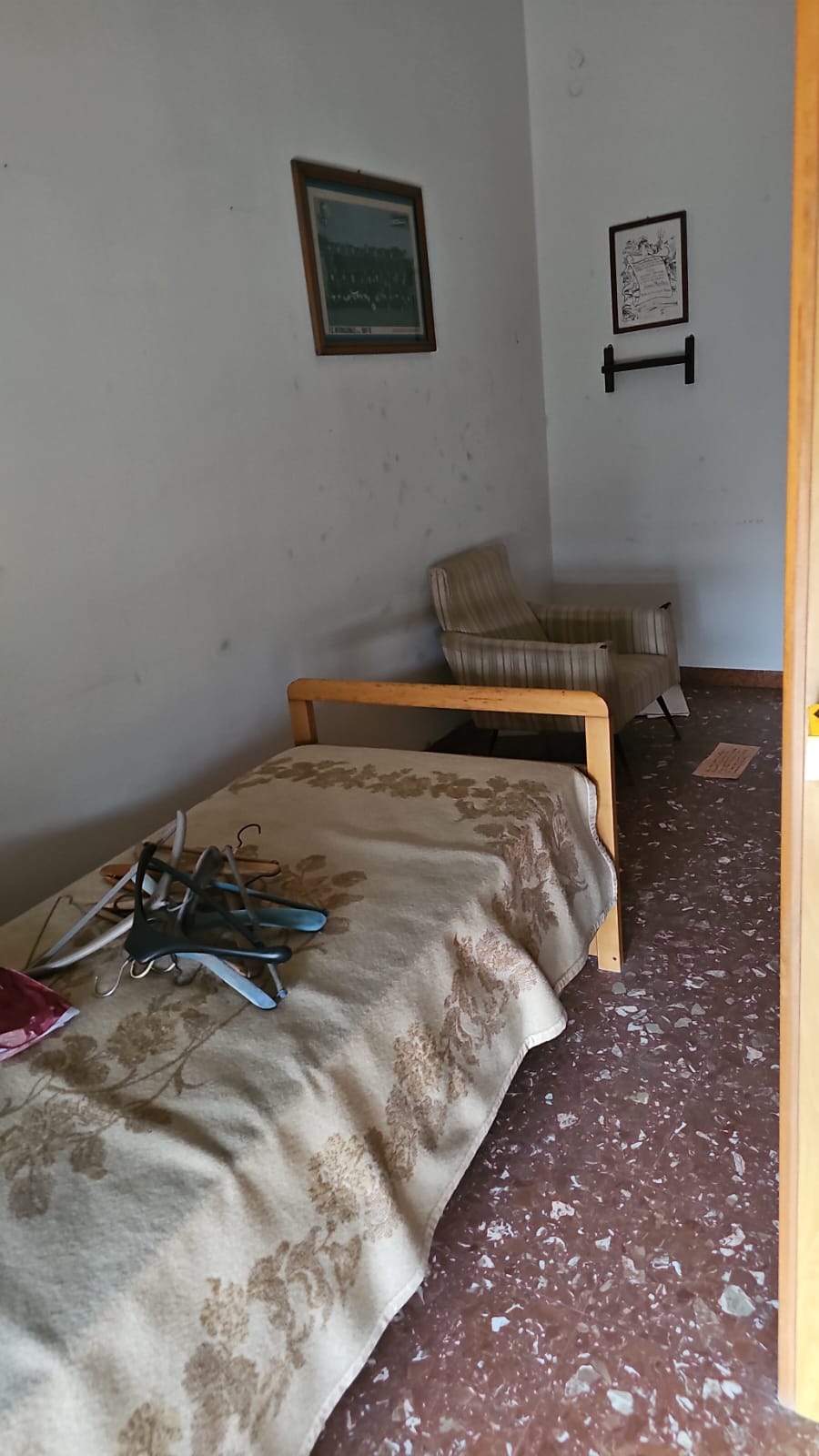Abitazione posta al piano terzo (ultimo piano del fabbricato). Composta da un vano ingresso, un ampio locale soggiorno con balcone , tre camere di cui una di passaggio (due con balcone), un ripostiglio senza finestra, un bagno con adiacente cucina con affaccio su di un balconcino posto sul retro dell'edificio. Locale ad uso ripostiglio posto al piano terreno. Locale ad uso box - garage piano Terra, posto nella corte interna del fabbricato, con serranda metallica di chiusura. Id. cat. Un. Res. cat. A/2 foglio 28 part. 107 sub 11; Un. Sec. cat. C/2 foglio 28 part. 107 sub 610; Un. Sec. cat. C/6 foglio 28 part. 107 sub 604. Sup. mq catastali 150; mq catastali 3; mq catastali 18. Libero. Piena proprietà.