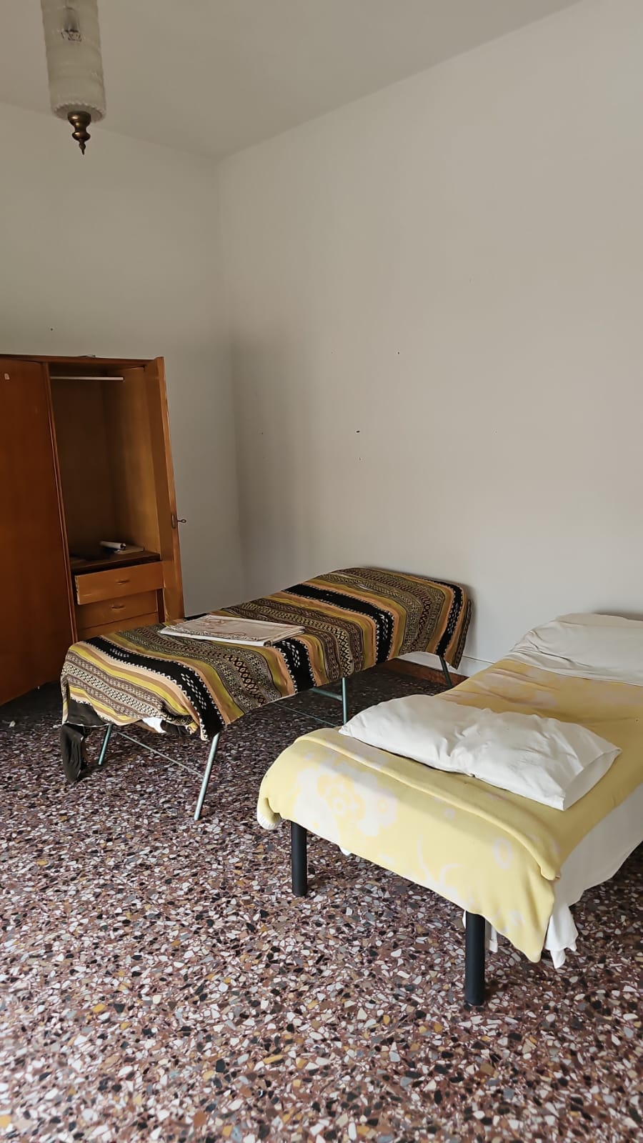 Abitazione posta al piano terzo (ultimo piano del fabbricato). Composta da un vano ingresso, un ampio locale soggiorno con balcone , tre camere di cui una di passaggio (due con balcone), un ripostiglio senza finestra, un bagno con adiacente cucina con affaccio su di un balconcino posto sul retro dell'edificio. Locale ad uso ripostiglio posto al piano terreno. Locale ad uso box - garage piano Terra, posto nella corte interna del fabbricato, con serranda metallica di chiusura. Id. cat. Un. Res. cat. A/2 foglio 28 part. 107 sub 11; Un. Sec. cat. C/2 foglio 28 part. 107 sub 610; Un. Sec. cat. C/6 foglio 28 part. 107 sub 604. Sup. mq catastali 150; mq catastali 3; mq catastali 18. Libero. Piena proprietà.