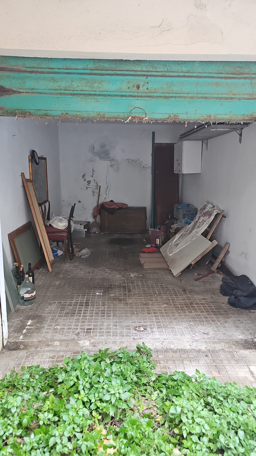 Abitazione posta al piano terzo (ultimo piano del fabbricato). Composta da un vano ingresso, un ampio locale soggiorno con balcone , tre camere di cui una di passaggio (due con balcone), un ripostiglio senza finestra, un bagno con adiacente cucina con affaccio su di un balconcino posto sul retro dell'edificio. Locale ad uso ripostiglio posto al piano terreno. Locale ad uso box - garage piano Terra, posto nella corte interna del fabbricato, con serranda metallica di chiusura. Id. cat. Un. Res. cat. A/2 foglio 28 part. 107 sub 11; Un. Sec. cat. C/2 foglio 28 part. 107 sub 610; Un. Sec. cat. C/6 foglio 28 part. 107 sub 604. Sup. mq catastali 150; mq catastali 3; mq catastali 18. Libero. Piena proprietà.