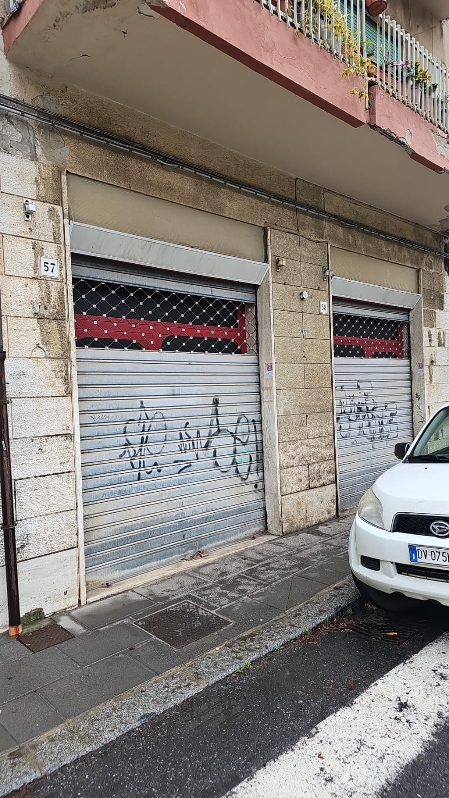 Negozio posto in angolo tra piazza della Vittoria civici 57 e 58 e Via Poggiali civici 21 e 23. I locali sono ampi e dal punto di vista planimetrico ben collegati. Presenta un fronte strada di circa 9 ml su Piazza della Vittoria e di circa 8 ml su Via Poggiali con complessive quattro porte di accesso. Internamente è suddiviso in un ampio locale principale con bancone; da detto vano si accede ad un altro locale con accesso diretto da Piazza della Vittoria. L'unità immobiliare è dotata di retrobottega con 2 vani adibiti a bagno ed antibagno per gli usi privato e pubblico. Id. cat. Unità Commerciale cat. C/1 foglio 28 part. 107 sub 13. Sup. mq catastali 77. Libero. Piena proprietà