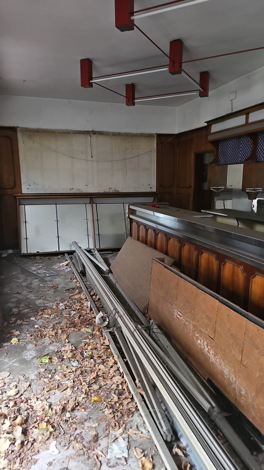 Negozio posto in angolo tra piazza della Vittoria civici 57 e 58 e Via Poggiali civici 21 e 23. I locali sono ampi e dal punto di vista planimetrico ben collegati. Presenta un fronte strada di circa 9 ml su Piazza della Vittoria e di circa 8 ml su Via Poggiali con complessive quattro porte di accesso. Internamente è suddiviso in un ampio locale principale con bancone; da detto vano si accede ad un altro locale con accesso diretto da Piazza della Vittoria. L'unità immobiliare è dotata di retrobottega con 2 vani adibiti a bagno ed antibagno per gli usi privato e pubblico. Id. cat. Unità Commerciale cat. C/1 foglio 28 part. 107 sub 13. Sup. mq catastali 77. Libero. Piena proprietà