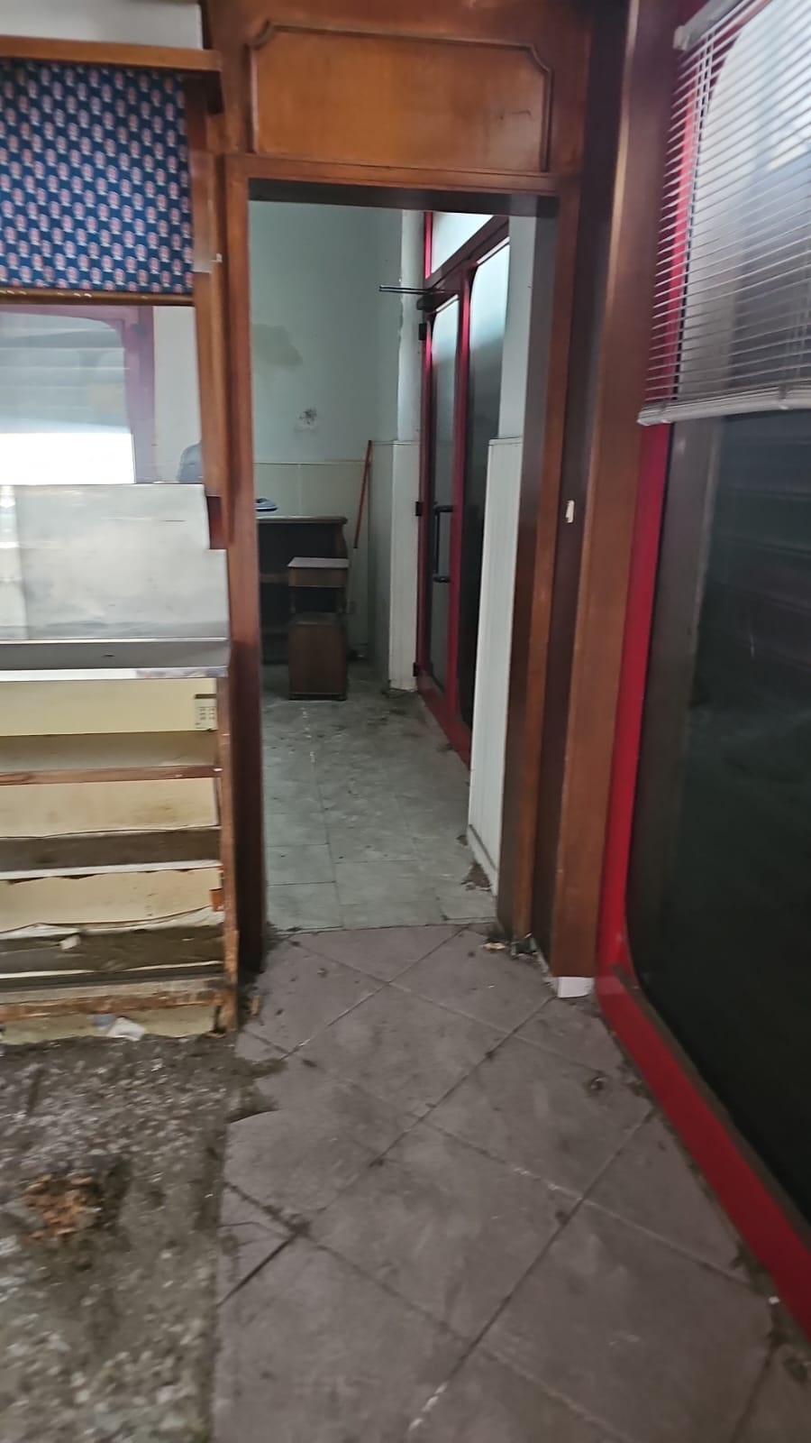 Negozio posto in angolo tra piazza della Vittoria civici 57 e 58 e Via Poggiali civici 21 e 23. I locali sono ampi e dal punto di vista planimetrico ben collegati. Presenta un fronte strada di circa 9 ml su Piazza della Vittoria e di circa 8 ml su Via Poggiali con complessive quattro porte di accesso. Internamente è suddiviso in un ampio locale principale con bancone; da detto vano si accede ad un altro locale con accesso diretto da Piazza della Vittoria. L'unità immobiliare è dotata di retrobottega con 2 vani adibiti a bagno ed antibagno per gli usi privato e pubblico. Id. cat. Unità Commerciale cat. C/1 foglio 28 part. 107 sub 13. Sup. mq catastali 77. Libero. Piena proprietà