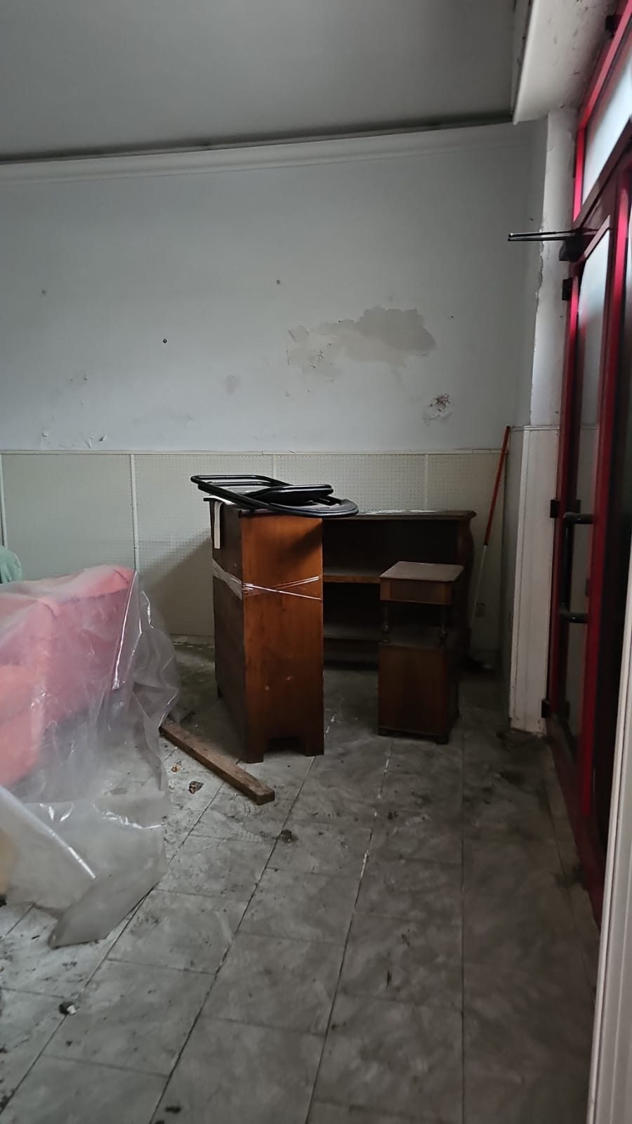 Negozio posto in angolo tra piazza della Vittoria civici 57 e 58 e Via Poggiali civici 21 e 23. I locali sono ampi e dal punto di vista planimetrico ben collegati. Presenta un fronte strada di circa 9 ml su Piazza della Vittoria e di circa 8 ml su Via Poggiali con complessive quattro porte di accesso. Internamente è suddiviso in un ampio locale principale con bancone; da detto vano si accede ad un altro locale con accesso diretto da Piazza della Vittoria. L'unità immobiliare è dotata di retrobottega con 2 vani adibiti a bagno ed antibagno per gli usi privato e pubblico. Id. cat. Unità Commerciale cat. C/1 foglio 28 part. 107 sub 13. Sup. mq catastali 77. Libero. Piena proprietà