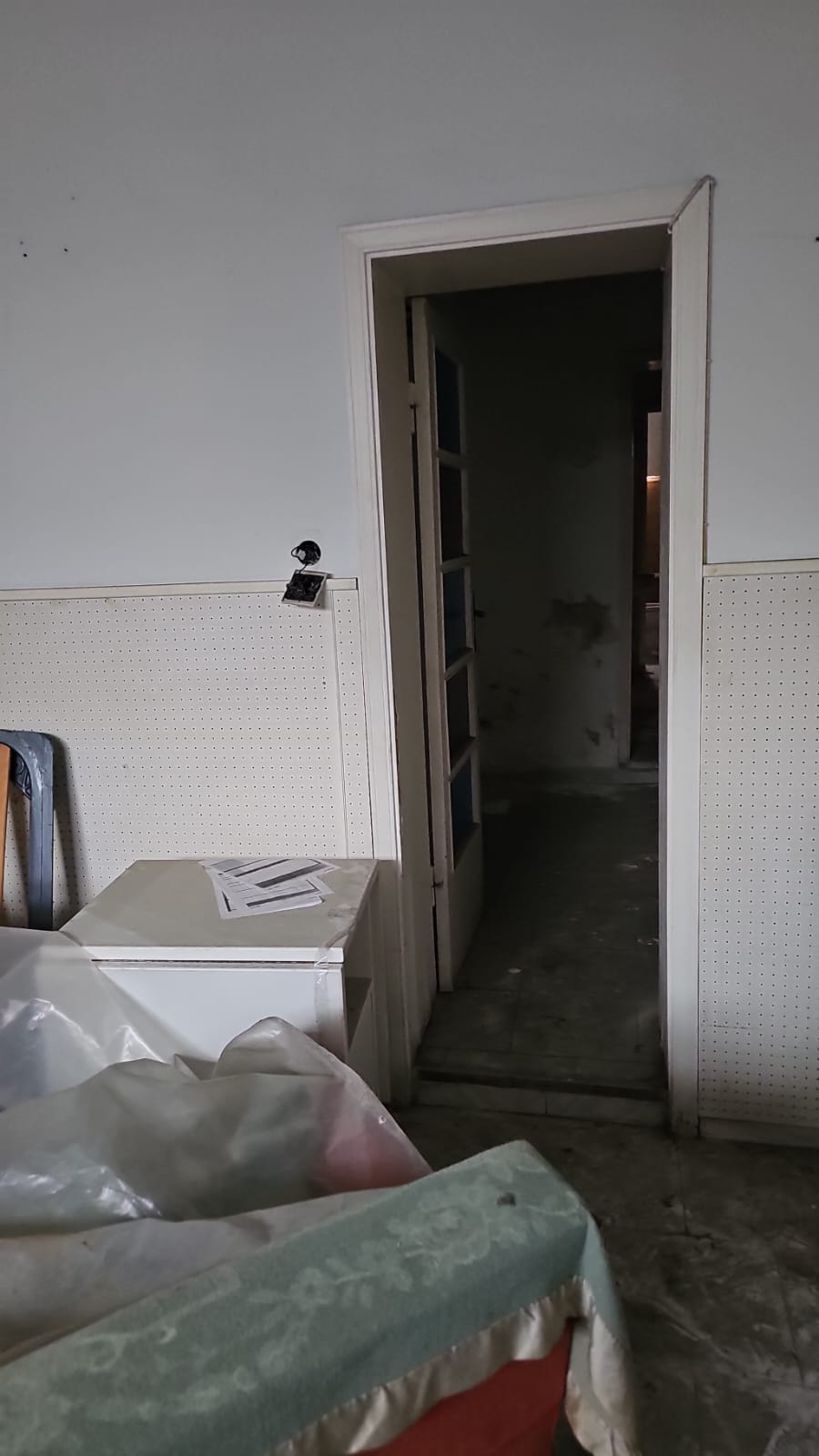 Negozio posto in angolo tra piazza della Vittoria civici 57 e 58 e Via Poggiali civici 21 e 23. I locali sono ampi e dal punto di vista planimetrico ben collegati. Presenta un fronte strada di circa 9 ml su Piazza della Vittoria e di circa 8 ml su Via Poggiali con complessive quattro porte di accesso. Internamente è suddiviso in un ampio locale principale con bancone; da detto vano si accede ad un altro locale con accesso diretto da Piazza della Vittoria. L'unità immobiliare è dotata di retrobottega con 2 vani adibiti a bagno ed antibagno per gli usi privato e pubblico. Id. cat. Unità Commerciale cat. C/1 foglio 28 part. 107 sub 13. Sup. mq catastali 77. Libero. Piena proprietà