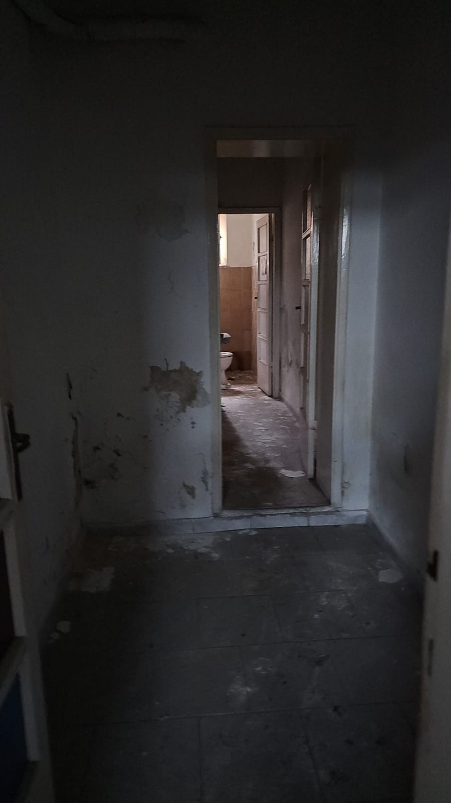 Negozio posto in angolo tra piazza della Vittoria civici 57 e 58 e Via Poggiali civici 21 e 23. I locali sono ampi e dal punto di vista planimetrico ben collegati. Presenta un fronte strada di circa 9 ml su Piazza della Vittoria e di circa 8 ml su Via Poggiali con complessive quattro porte di accesso. Internamente è suddiviso in un ampio locale principale con bancone; da detto vano si accede ad un altro locale con accesso diretto da Piazza della Vittoria. L'unità immobiliare è dotata di retrobottega con 2 vani adibiti a bagno ed antibagno per gli usi privato e pubblico. Id. cat. Unità Commerciale cat. C/1 foglio 28 part. 107 sub 13. Sup. mq catastali 77. Libero. Piena proprietà