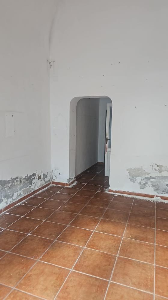 Negozio posto in Piazza della Vittoria civico 61. L'unità immobiliare è composta da un vano principale, un retrobottega ed un servizio igienico. Id. cat. Unità Commerciale cat. C/1 foglio 28 part. 107 sub 14. Sup. mq catastali 38. Libero. Piena proprietà