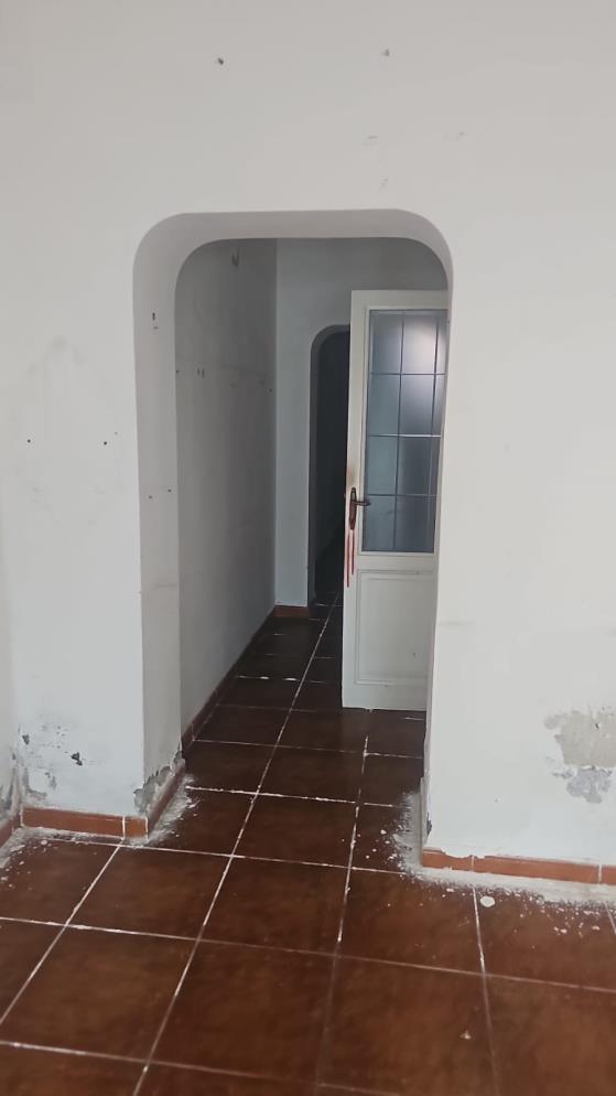 Negozio posto in Piazza della Vittoria civico 61. L'unità immobiliare è composta da un vano principale, un retrobottega ed un servizio igienico. Id. cat. Unità Commerciale cat. C/1 foglio 28 part. 107 sub 14. Sup. mq catastali 38. Libero. Piena proprietà