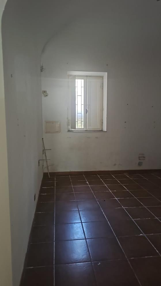 Negozio posto in Piazza della Vittoria civico 61. L'unità immobiliare è composta da un vano principale, un retrobottega ed un servizio igienico. Id. cat. Unità Commerciale cat. C/1 foglio 28 part. 107 sub 14. Sup. mq catastali 38. Libero. Piena proprietà