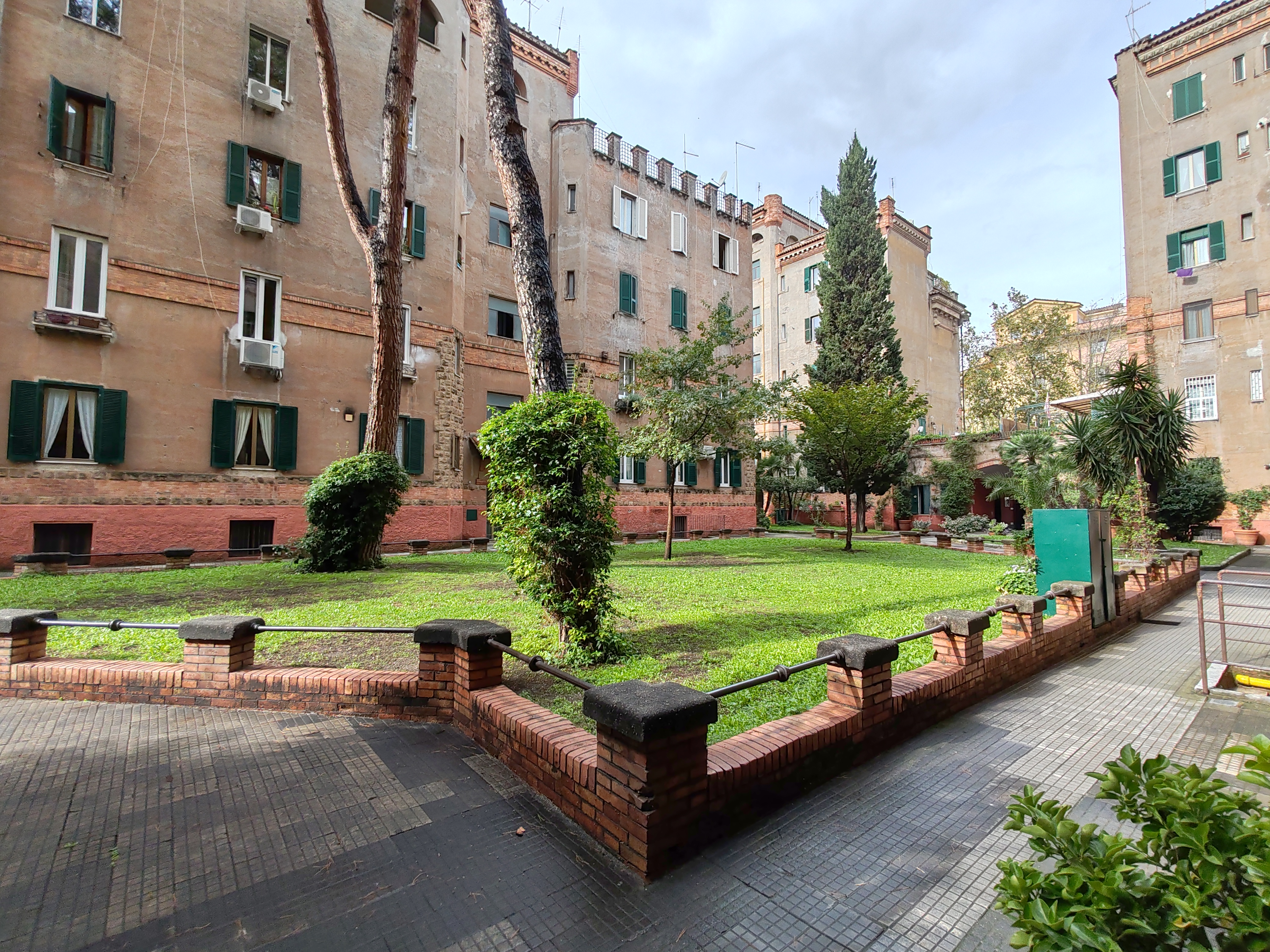 APPARTAMENTO INT.7 DI 3,5 VANI SENZA ASCENSORE. Dati catastali [N.C.E.U.] cat.A/2, fg.373, part.44, sub.169. Sup. cat. 63 mq. Piena proprietà lotto libero.