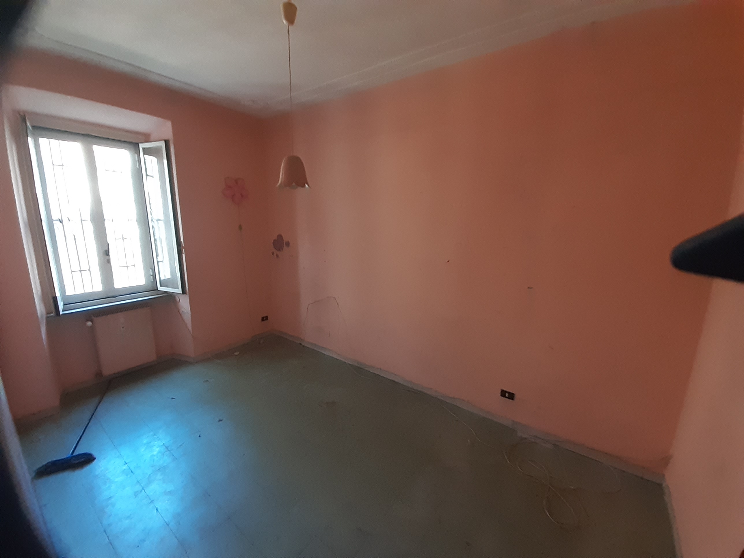 APPARTAMENTO INT.7 DI 3,5 VANI SENZA ASCENSORE. Dati catastali [N.C.E.U.] cat.A/2, fg.373, part.44, sub.169. Sup. cat. 63 mq. Piena proprietà lotto libero.
