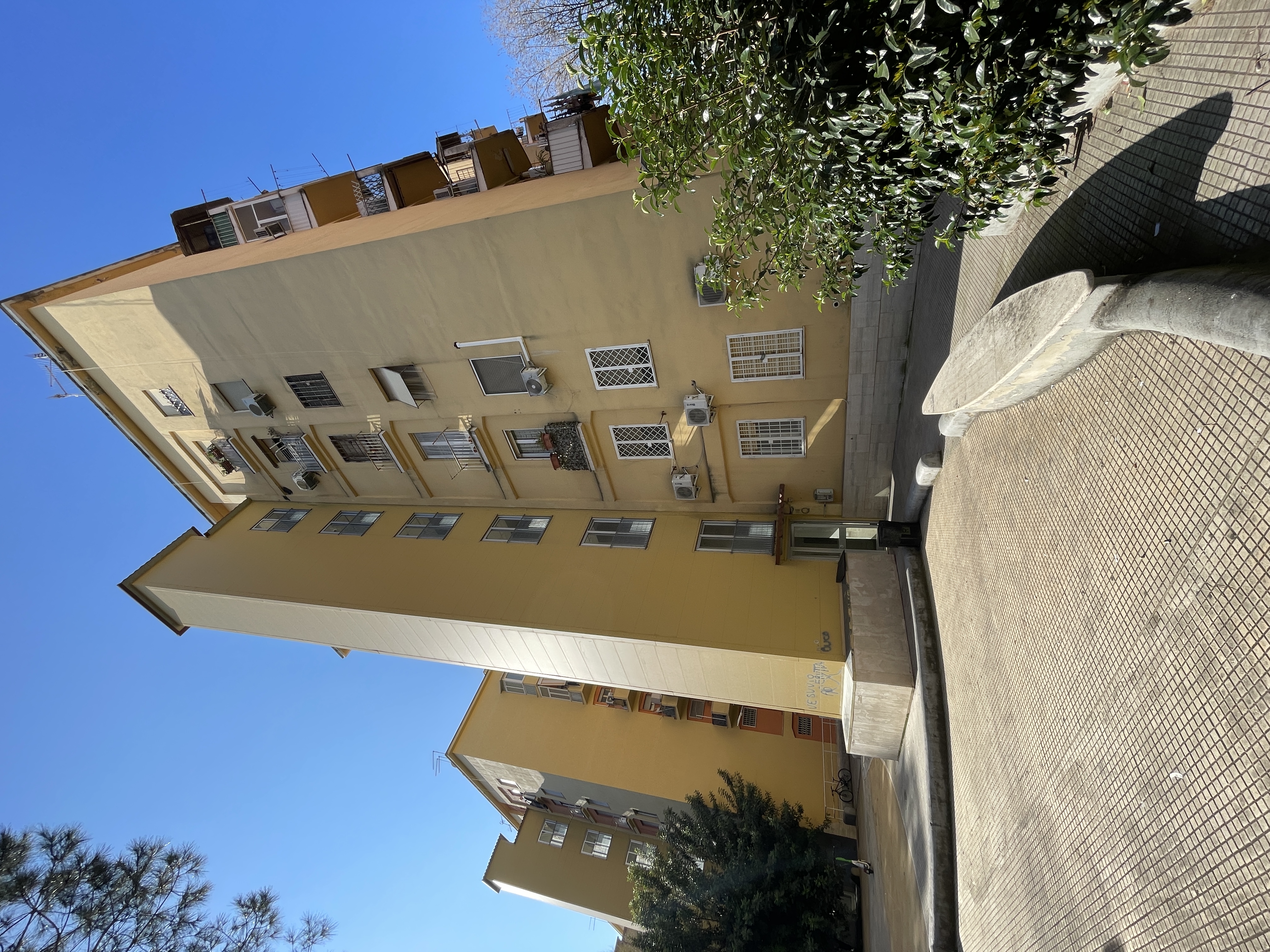 APPARTAMENTO INT.1 DI 3,5 VANI CON ASCENSORE. Dati catastali [N.C.E.U.] cat.A/3, fg.843, part.743, sub.4. Sup. cat. 63 mq. Piena proprietà lotto libero.