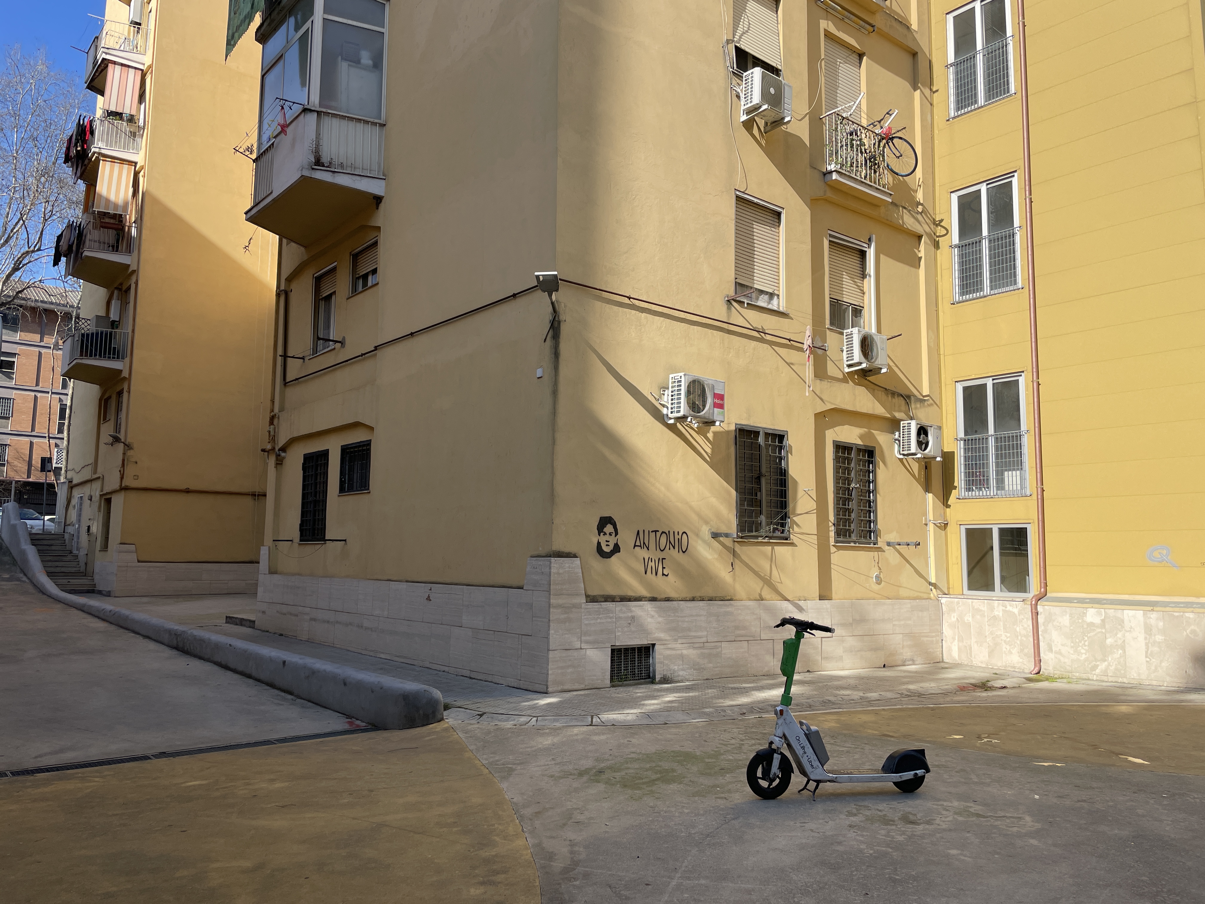 APPARTAMENTO INT.1 DI 3,5 VANI CON ASCENSORE. Dati catastali [N.C.E.U.] cat.A/3, fg.843, part.743, sub.4. Sup. cat. 63 mq. Piena proprietà lotto libero.