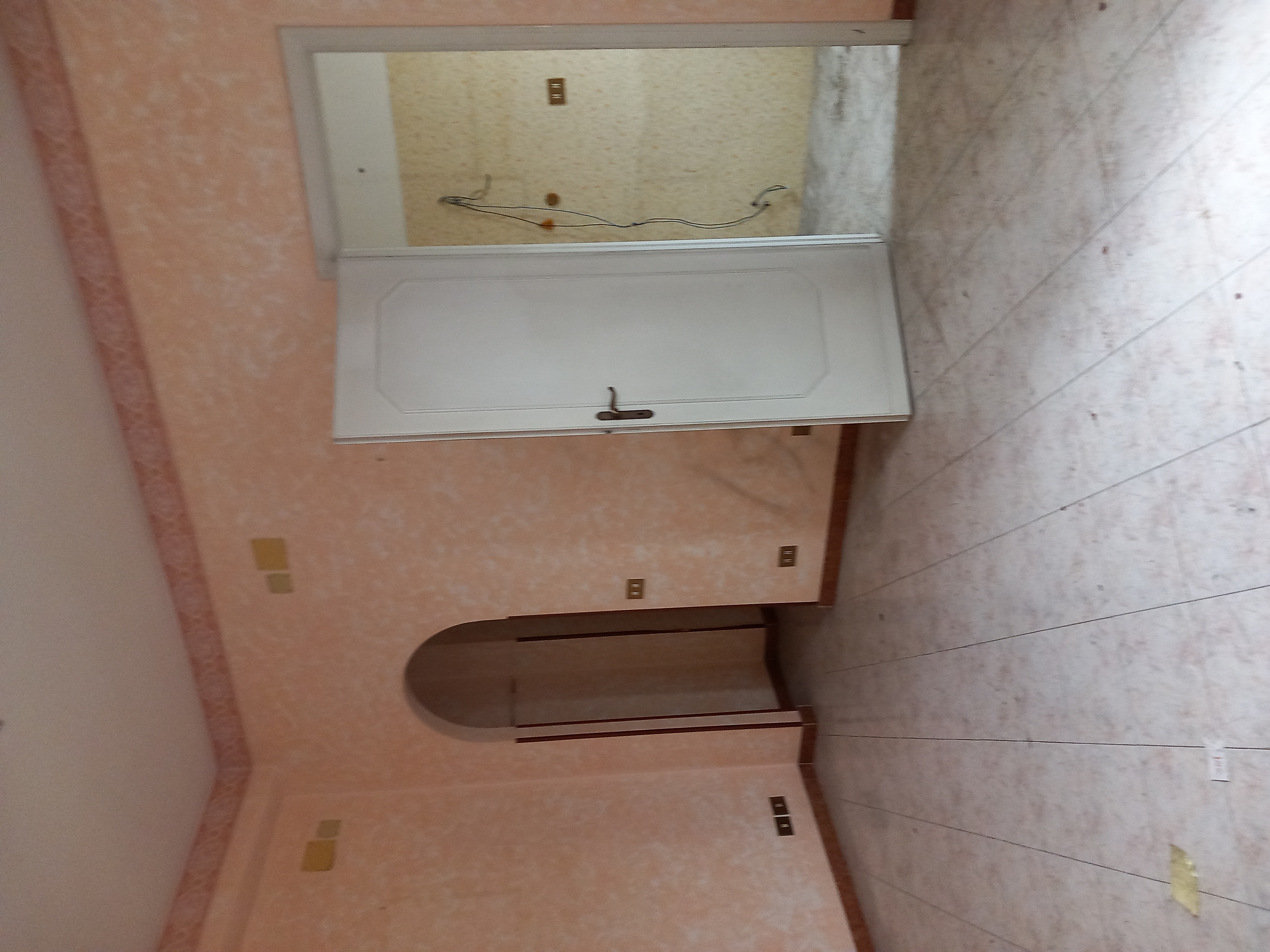 APPARTAMENTO INT.14 DI 3,5 VANI CON ASCENSORE. Dati catastali [N.C.E.U.] cat.A/4, fg.454, part.34, sub.84. Sup. cat. 65 mq. Piena proprietà lotto libero.