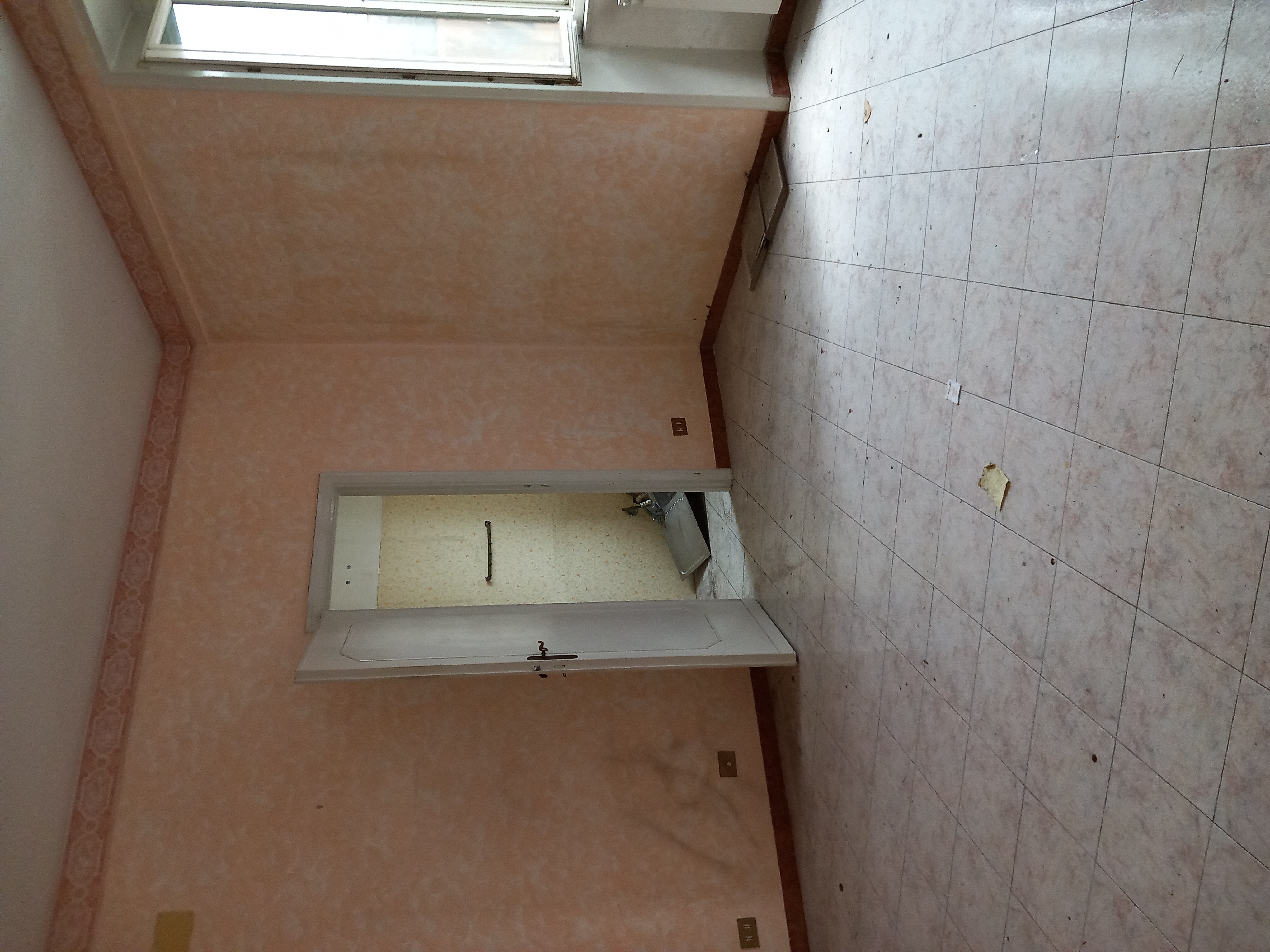 APPARTAMENTO INT.14 DI 3,5 VANI CON ASCENSORE. Dati catastali [N.C.E.U.] cat.A/4, fg.454, part.34, sub.84. Sup. cat. 65 mq. Piena proprietà lotto libero.