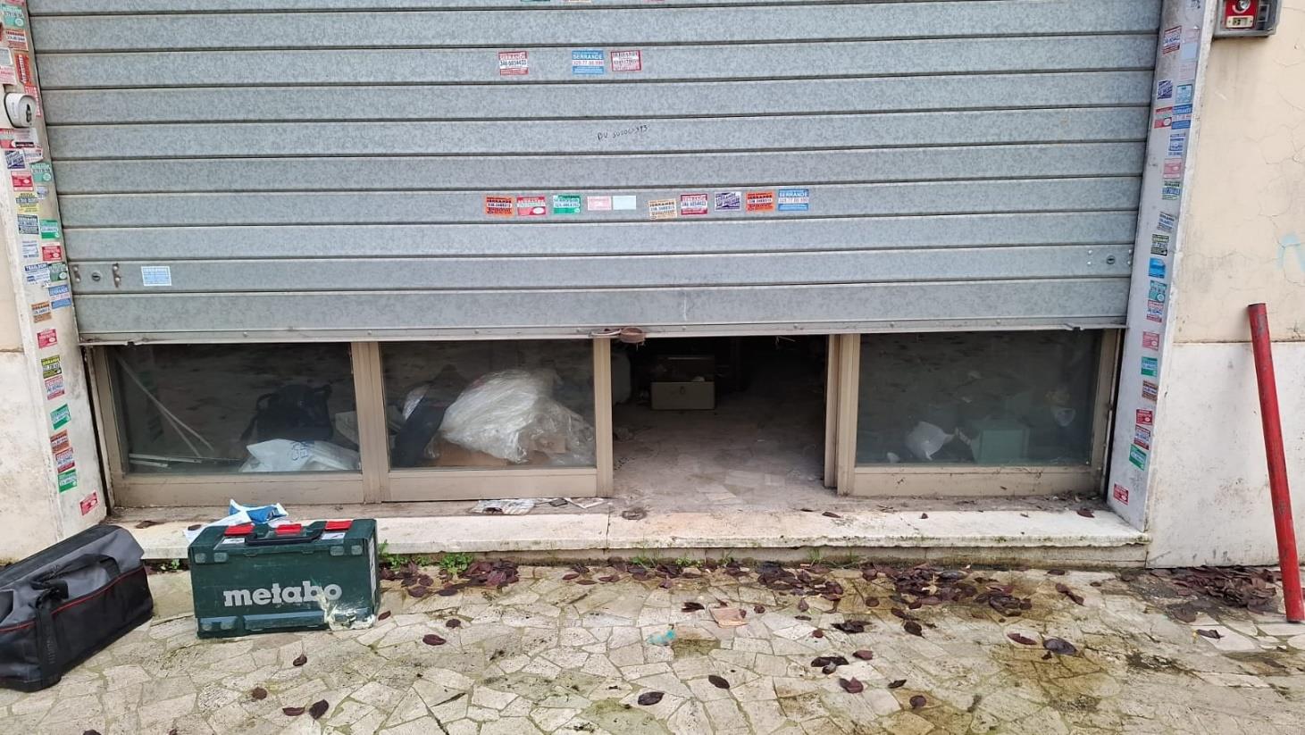 Negozio sito al piano terra della palazzina C, con accesso dal civico n.33 di Via Luigi Arati. Tale negozio si sviluppa al piano terra in un unico ambiente, un antibagno ed un bagno, con altezza di 3,50 ml. Id. cat. unità principale categoria C1 foglio 457 particella 1074 sub 14. Sup. 46 mq catastale. Libero. Piena proprietà.