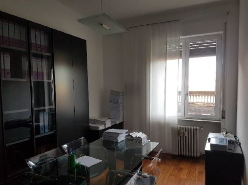 Ufficio commerciale; Archivio/deposito pertinenziale. Id. cat. F. 31 part. 9944 sub 5. Sup. mq 330. LOCATO. PIENA PROPRIETA'