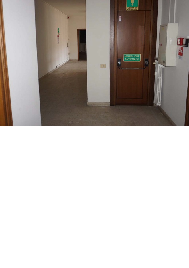 Ufficio commerciale; 1 Magazzino deposito + parti comuni non censibili. Id. cat. F. 19 Mapp.3732 Sub 1 F. 19 Mapp.3733 Sub53. Sup. mq 618. LIBERO. PIENA PROPRIETA'