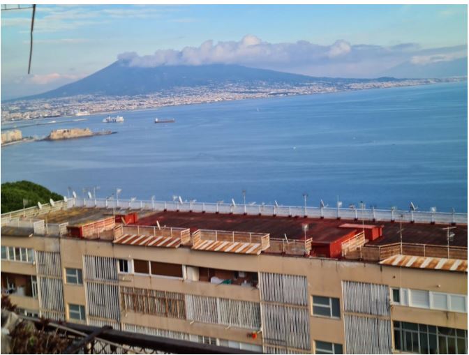 Appartamento 6 locali + servizi doppi; 1 cantina soffitta + 1 box auto + 1 parcheggio coperto + 1 parcheggio scoperto pertinenziali. Id. cat. F. 25  Mapp.128  Sub 7, F. 25  Mapp. 128 Sub 36, F. 25 Mapp. 128 sub  45, F. 25 Mapp. 129 sub 44, F. 25 mapp. 129 sub 20. Sup. mq 207. LIBERO. PIENA PROPRIETA'