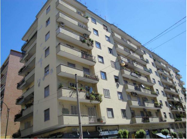 Appartamento 6 locali + servizi doppi; Box auto commerciale. Id. cat. F. 8 mapp. 543 sub 72 F. 8 mapp. 543 sub 22. Sup. mq 199. LIBERO. PIENA PROPRIETA'
