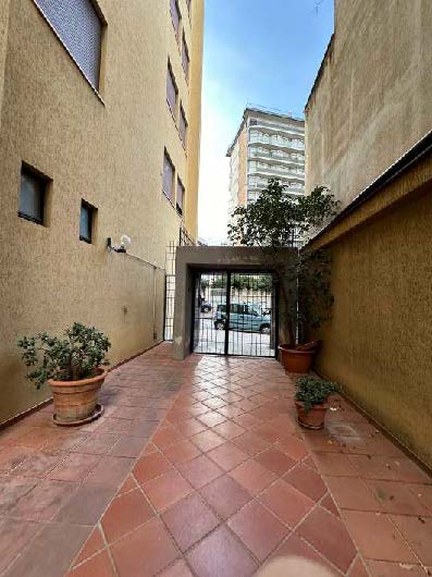 Immobile in stato avanzato di degrado. . ID. catastali F. 49 – Part. 2058/sub 39 - scala B - piano 10° - int. 10 - Zc. 2a – categoria A/2 – classe 7a - superficie catastale totale mq 70 – superficie catastale escluse aree scoperte mq 58,00 – Rendita € 271,14.