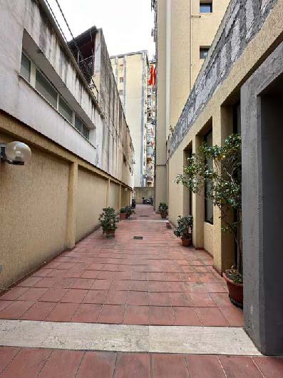 Immobile in stato avanzato di degrado. . ID. catastali F. 49 – Part. 2058/sub 39 - scala B - piano 10° - int. 10 - Zc. 2a – categoria A/2 – classe 7a - superficie catastale totale mq 70 – superficie catastale escluse aree scoperte mq 58,00 – Rendita € 271,14.