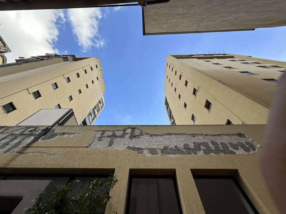Immobile in stato avanzato di degrado. . ID. catastali F. 49 – Part. 2058/sub 39 - scala B - piano 10° - int. 10 - Zc. 2a – categoria A/2 – classe 7a - superficie catastale totale mq 70 – superficie catastale escluse aree scoperte mq 58,00 – Rendita € 271,14.
