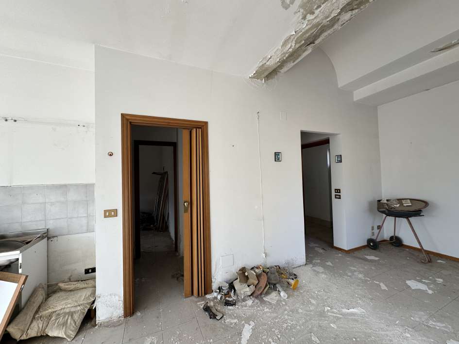 Immobile in stato avanzato di degrado. . ID. catastali F. 49 – Part. 2058/sub 39 - scala B - piano 10° - int. 10 - Zc. 2a – categoria A/2 – classe 7a - superficie catastale totale mq 70 – superficie catastale escluse aree scoperte mq 58,00 – Rendita € 271,14.