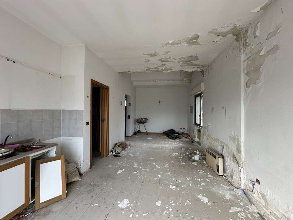 Immobile in stato avanzato di degrado. . ID. catastali F. 49 – Part. 2058/sub 39 - scala B - piano 10° - int. 10 - Zc. 2a – categoria A/2 – classe 7a - superficie catastale totale mq 70 – superficie catastale escluse aree scoperte mq 58,00 – Rendita € 271,14.