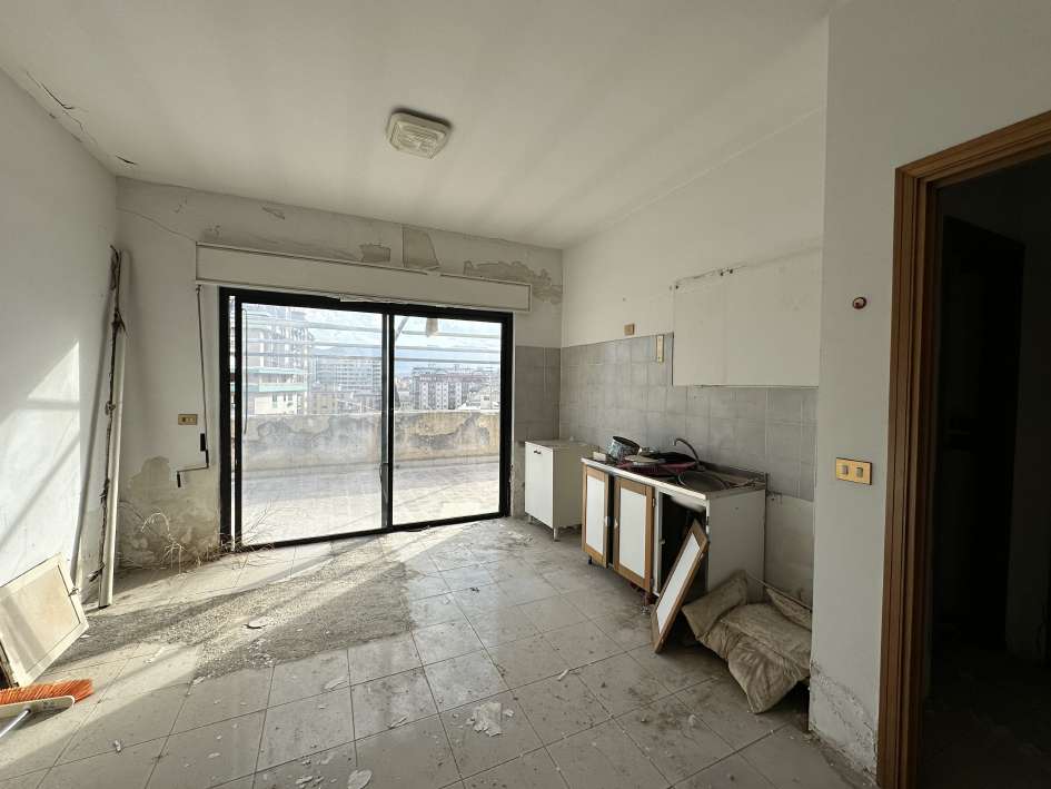 Immobile in stato avanzato di degrado. . ID. catastali F. 49 – Part. 2058/sub 39 - scala B - piano 10° - int. 10 - Zc. 2a – categoria A/2 – classe 7a - superficie catastale totale mq 70 – superficie catastale escluse aree scoperte mq 58,00 – Rendita € 271,14.