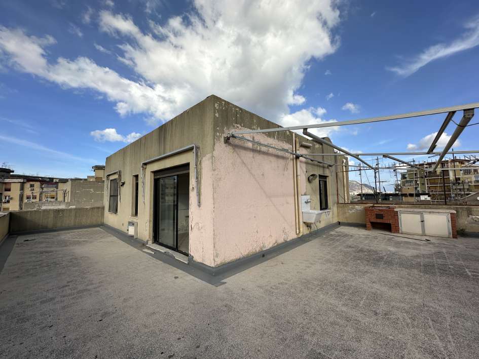Immobile in stato avanzato di degrado. . ID. catastali F. 49 – Part. 2058/sub 39 - scala B - piano 10° - int. 10 - Zc. 2a – categoria A/2 – classe 7a - superficie catastale totale mq 70 – superficie catastale escluse aree scoperte mq 58,00 – Rendita € 271,14.