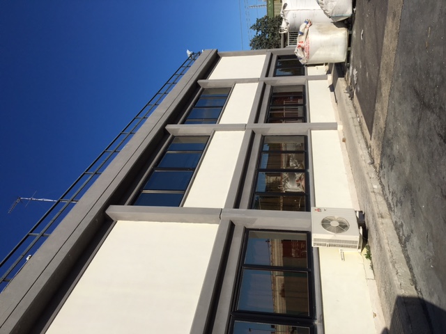 Opificio ubicato nella zona industriale, due distinti corpi di fabbrica: il principale, adibito a capannone industriale, di ampia dimensione (2.244 mq) e con volumi accessori (depositi, locali tecnici, servizi per il personale ) addossati (250 mq); il secondo, una palazzina indipendente su due livelli ospitante uffici (170 mq.) e la residenza del custode (145 mq.) per una consistenza totale di 2.809 mq coperti. Ampio piazzalein cemento di superficie pari a 4.209 mq. Identificativi [N.C.E.U.] fg 80 particella 890 subb 1 e 2. Sup. totale mq coperti 2.809; totale piazzale 4.209