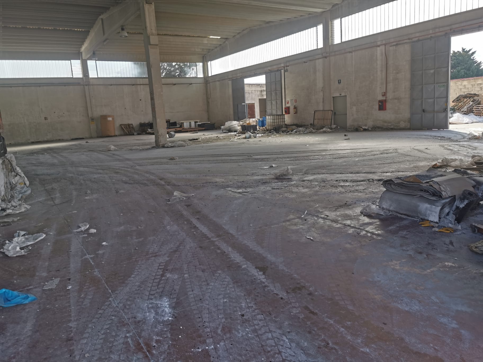 Opificio ubicato nella zona industriale, due distinti corpi di fabbrica: il principale, adibito a capannone industriale, di ampia dimensione (2.244 mq) e con volumi accessori (depositi, locali tecnici, servizi per il personale ) addossati (250 mq); il secondo, una palazzina indipendente su due livelli ospitante uffici (170 mq.) e la residenza del custode (145 mq.) per una consistenza totale di 2.809 mq coperti. Ampio piazzalein cemento di superficie pari a 4.209 mq. Identificativi [N.C.E.U.] fg 80 particella 890 subb 1 e 2. Sup. totale mq coperti 2.809; totale piazzale 4.209