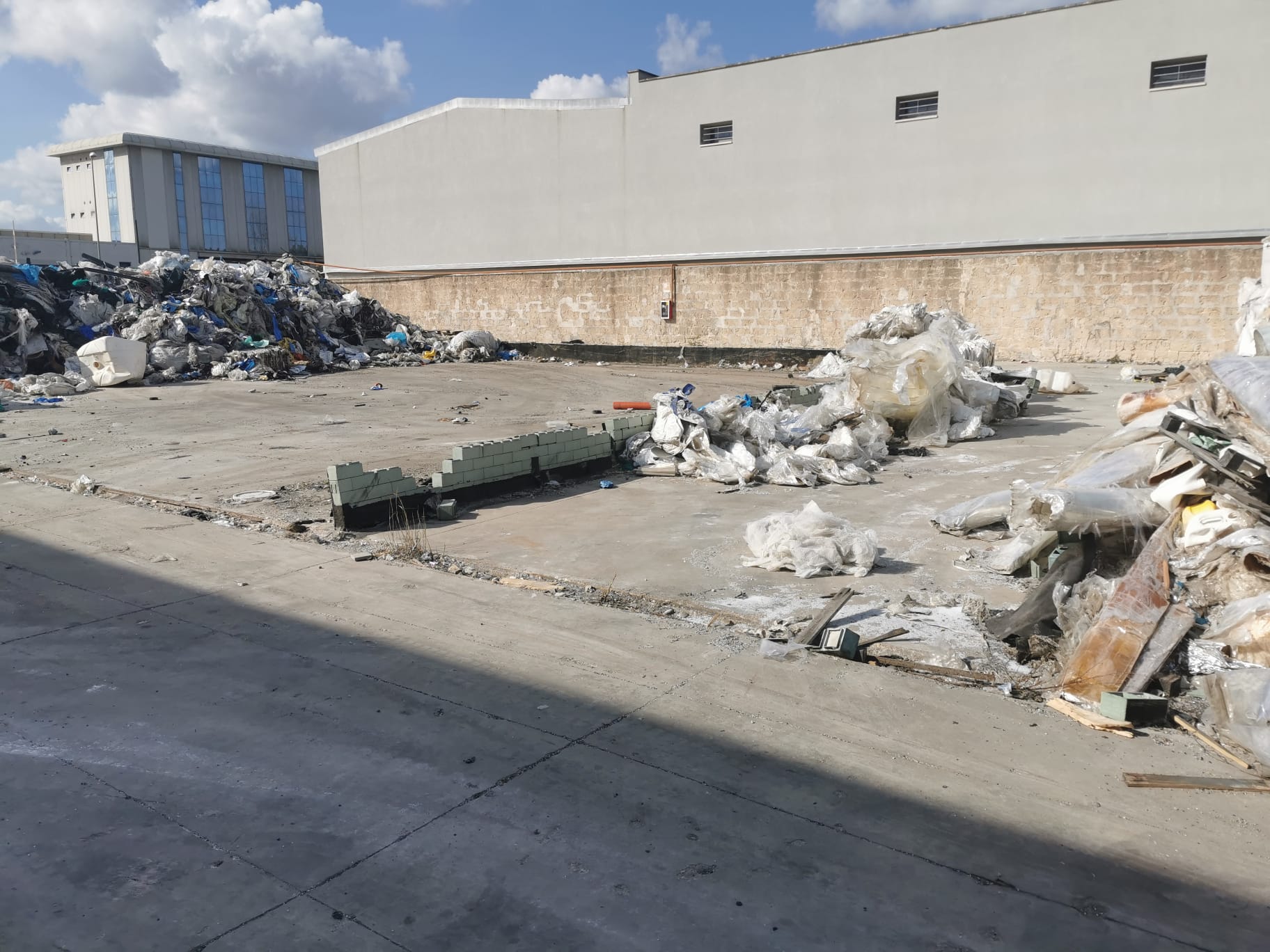 Opificio ubicato nella zona industriale, due distinti corpi di fabbrica: il principale, adibito a capannone industriale, di ampia dimensione (2.244 mq) e con volumi accessori (depositi, locali tecnici, servizi per il personale ) addossati (250 mq); il secondo, una palazzina indipendente su due livelli ospitante uffici (170 mq.) e la residenza del custode (145 mq.) per una consistenza totale di 2.809 mq coperti. Ampio piazzalein cemento di superficie pari a 4.209 mq. Identificativi [N.C.E.U.] fg 80 particella 890 subb 1 e 2. Sup. totale mq coperti 2.809; totale piazzale 4.209