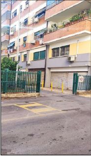 Posto auto coperto con accesso da via Pieve Fosciana 69/B, piano terra, interno 29, facilmente accessibile senza manovre laboriose. Id. cat. Unità Secondaria cat. C/6 foglio 812 part. 292 sub 70. Sup. 6 mq catastali. Libero. Piena proprietà.