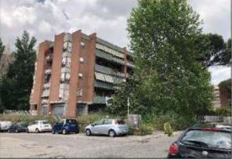 Unità immobiliare ad uso posto auto scoperto sita nell'area condominiale retrostante il fabbricato, identificata con l'interno 11 ed avente accesso su via Pollenza n. 83/f. Id. cat. Unità secondaria categoria C6 foglio 288 particella 473 sub 16. Sup. 12 mq catastali. Libero. Piena proprietà.