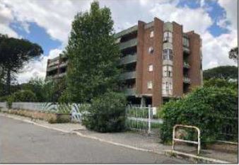Unità immobiliare ad uso posto auto scoperto sita nell'area condominiale retrostante il fabbricato, identificata con l'interno 11 ed avente accesso su via Pollenza n. 83/f. Id. cat. Unità secondaria categoria C6 foglio 288 particella 473 sub 16. Sup. 12 mq catastali. Libero. Piena proprietà.