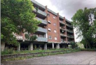 Unità immobiliare ad uso posto auto scoperto sita nell'area condominiale retrostante il fabbricato, identificata con l'interno 11 ed avente accesso su via Pollenza n. 83/f. Id. cat. Unità secondaria categoria C6 foglio 288 particella 473 sub 16. Sup. 12 mq catastali. Libero. Piena proprietà.