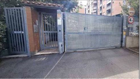 Appartamento posto al piano settimo, ultimo con ascensore, composto da soggiorno, cucina, 2 camere, 1 disimpegno, 2 bagni, 2 balconi con parapetto in cemento. Id. cat. Unità residenziale categoria A3 foglio 959 particella 685 sub 605. Sup. 77 mq catastali. Libero. Piena proprietà.
