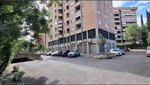Appartamento posto al piano settimo, ultimo con ascensore, composto da soggiorno, cucina, 2 camere, 1 disimpegno, 2 bagni, 2 balconi con parapetto in cemento. Id. cat. Unità residenziale categoria A3 foglio 959 particella 685 sub 605. Sup. 77 mq catastali. Libero. Piena proprietà.