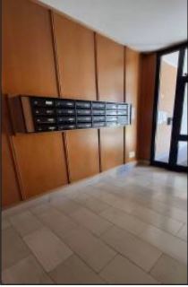 Appartamento posto al piano settimo, ultimo con ascensore, composto da soggiorno, cucina, 2 camere, 1 disimpegno, 2 bagni, 2 balconi con parapetto in cemento. Id. cat. Unità residenziale categoria A3 foglio 959 particella 685 sub 605. Sup. 77 mq catastali. Libero. Piena proprietà.