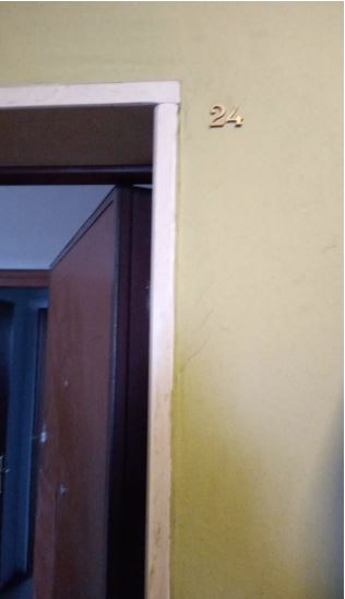 Appartamento posto al piano settimo, ultimo con ascensore, composto da soggiorno, cucina, 2 camere, 1 disimpegno, 2 bagni, 2 balconi con parapetto in cemento. Id. cat. Unità residenziale categoria A3 foglio 959 particella 685 sub 605. Sup. 77 mq catastali. Libero. Piena proprietà.