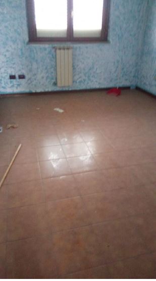 Appartamento posto al piano settimo, ultimo con ascensore, composto da soggiorno, cucina, 2 camere, 1 disimpegno, 2 bagni, 2 balconi con parapetto in cemento. Id. cat. Unità residenziale categoria A3 foglio 959 particella 685 sub 605. Sup. 77 mq catastali. Libero. Piena proprietà.