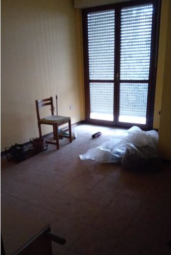 Appartamento posto al piano settimo, ultimo con ascensore, composto da soggiorno, cucina, 2 camere, 1 disimpegno, 2 bagni, 2 balconi con parapetto in cemento. Id. cat. Unità residenziale categoria A3 foglio 959 particella 685 sub 605. Sup. 77 mq catastali. Libero. Piena proprietà.