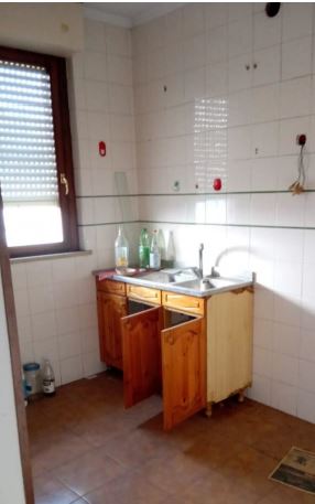 Appartamento posto al piano settimo, ultimo con ascensore, composto da soggiorno, cucina, 2 camere, 1 disimpegno, 2 bagni, 2 balconi con parapetto in cemento. Id. cat. Unità residenziale categoria A3 foglio 959 particella 685 sub 605. Sup. 77 mq catastali. Libero. Piena proprietà.